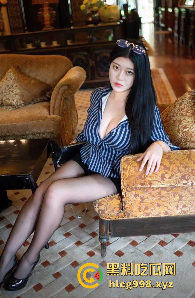 抖音巨乳网红【小奶同学】奶子大到要撑爆衣服，跳起来简直像要甩飞！  第3张