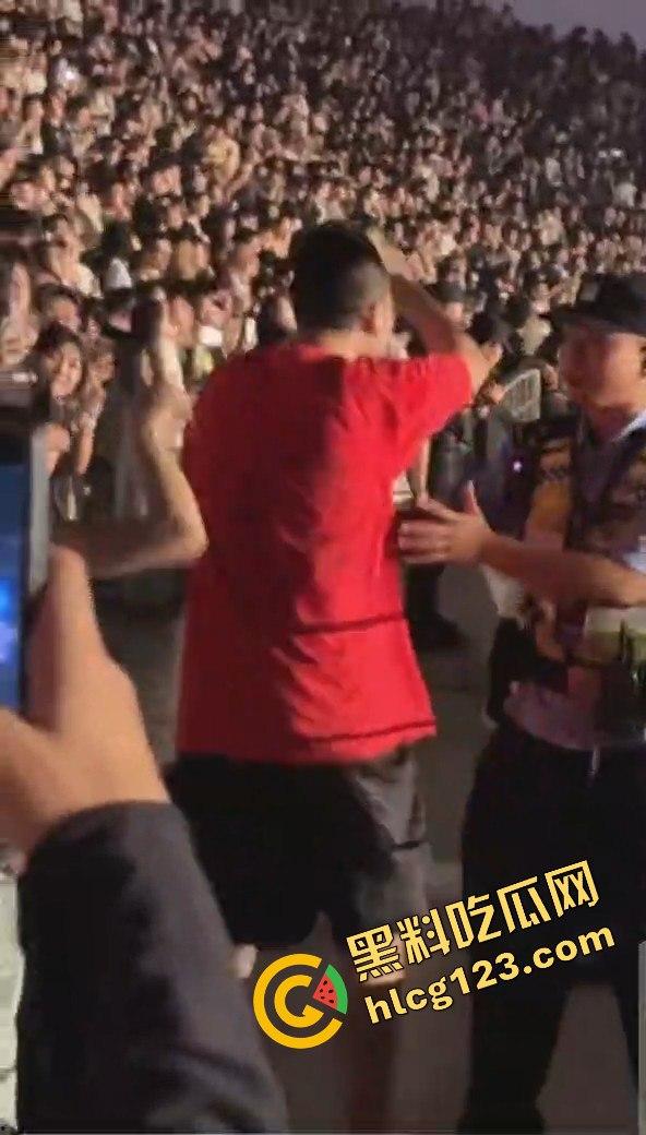 侃爷海口演唱会引爆全场!潮人汇聚齐喊Fuck adidas,Rapper孩子王化身灵长类猴子拥抱侃爷! 第2张 侃爷海口演唱会引爆全场!潮人汇聚齐喊Fuck adidas,Rapper孩子王化身灵长类猴子拥抱侃爷! 第2张