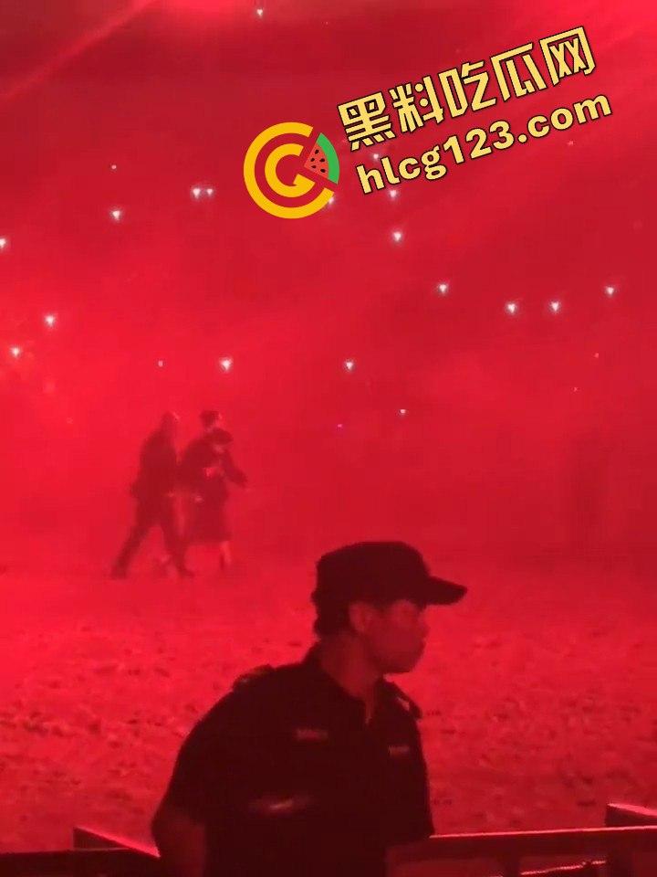 侃爷海口演唱会引爆全场!潮人汇聚齐喊Fuck adidas,Rapper孩子王化身灵长类猴子拥抱侃爷! 第3张 侃爷海口演唱会引爆全场!潮人汇聚齐喊Fuck adidas,Rapper孩子王化身灵长类猴子拥抱侃爷! 第3张