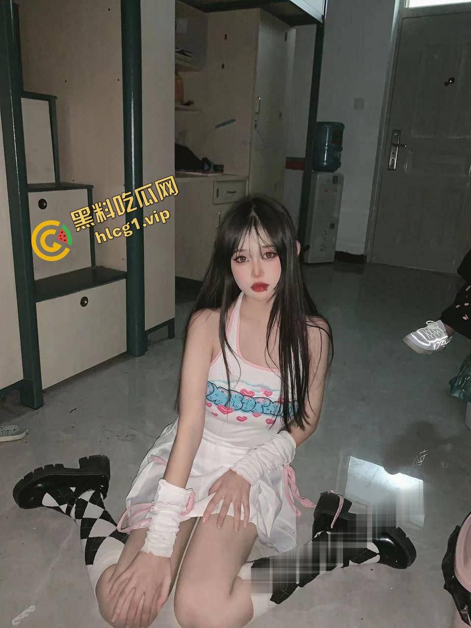 女大学生反差婊『祝微棋』负债欠钱 宿舍脱衣自慰献给金主 惨遭曝光！  第2张