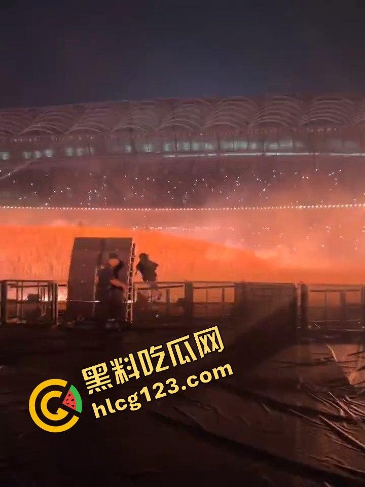 侃爷海口演唱会引爆全场!潮人汇聚齐喊Fuck adidas,Rapper孩子王化身灵长类猴子拥抱侃爷! 第4张 侃爷海口演唱会引爆全场!潮人汇聚齐喊Fuck adidas,Rapper孩子王化身灵长类猴子拥抱侃爷! 第4张