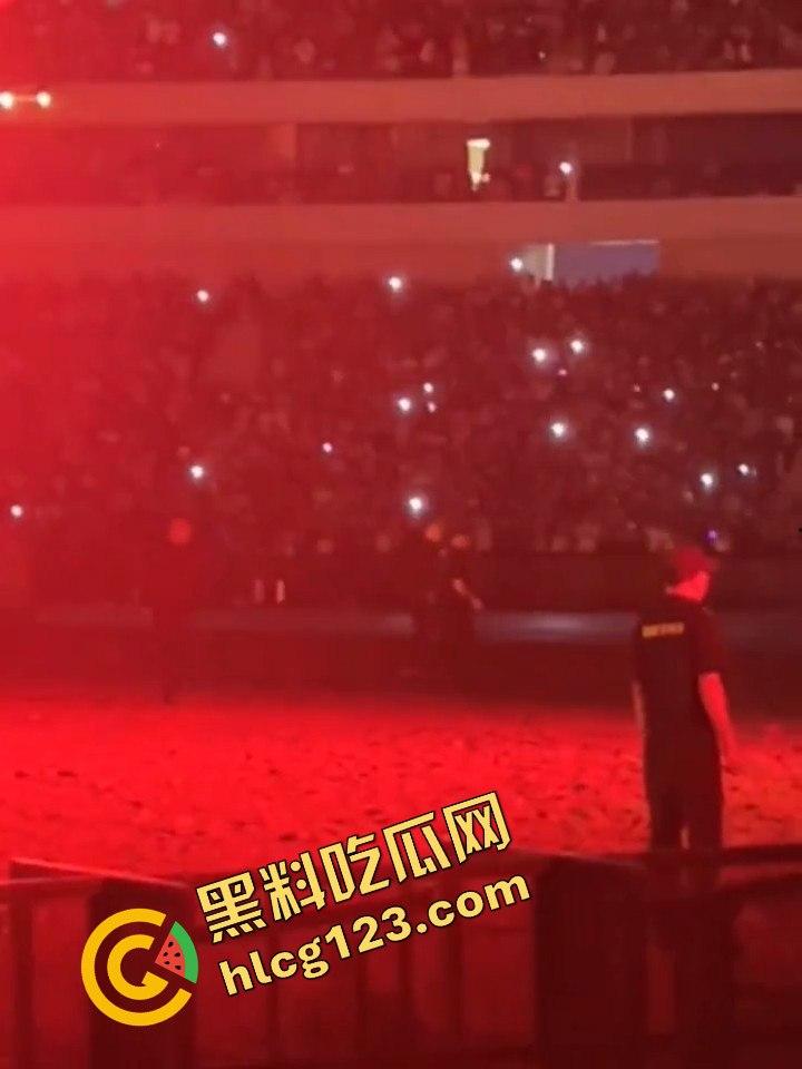 侃爷海口演唱会引爆全场!潮人汇聚齐喊Fuck adidas,Rapper孩子王化身灵长类猴子拥抱侃爷! 第5张 侃爷海口演唱会引爆全场!潮人汇聚齐喊Fuck adidas,Rapper孩子王化身灵长类猴子拥抱侃爷! 第5张