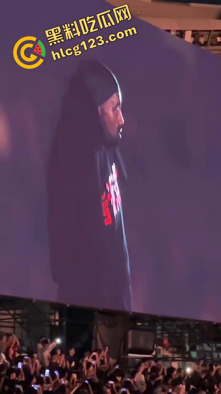 侃爷海口演唱会引爆全场!潮人汇聚齐喊Fuck adidas,Rapper孩子王化身灵长类猴子拥抱侃爷! 第6张 侃爷海口演唱会引爆全场!潮人汇聚齐喊Fuck adidas,Rapper孩子王化身灵长类猴子拥抱侃爷! 第6张