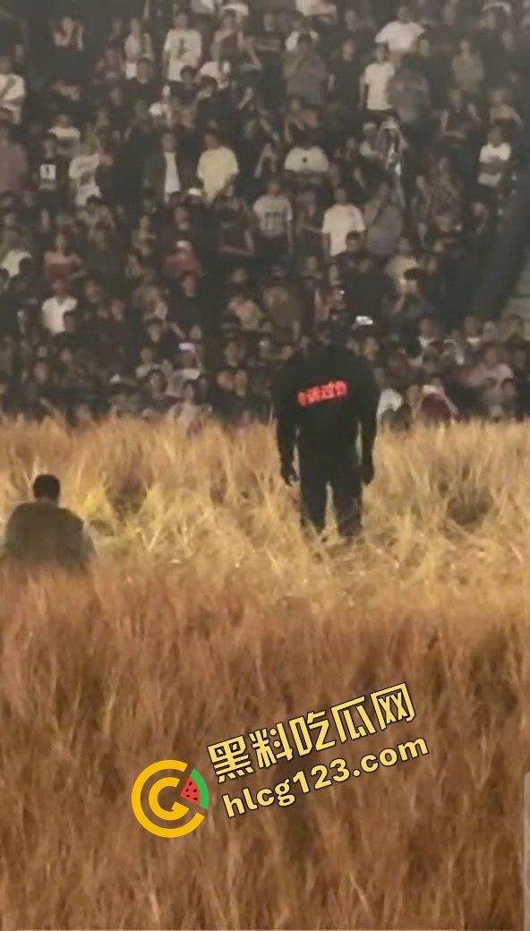 侃爷海口演唱会引爆全场!潮人汇聚齐喊Fuck adidas,Rapper孩子王化身灵长类猴子拥抱侃爷! 第7张 侃爷海口演唱会引爆全场!潮人汇聚齐喊Fuck adidas,Rapper孩子王化身灵长类猴子拥抱侃爷! 第7张