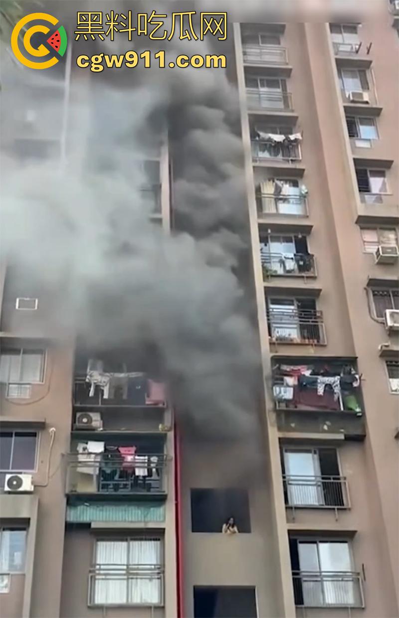 印尼某小区发生火灾，电瓶车爆燃无法下楼，两男子化身超人，在楼下窗口接孩子，实在太惊险了！  第1张