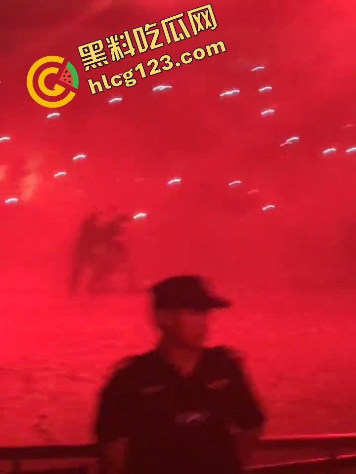 侃爷海口演唱会引爆全场!潮人汇聚齐喊Fuck adidas,Rapper孩子王化身灵长类猴子拥抱侃爷! 第8张 侃爷海口演唱会引爆全场!潮人汇聚齐喊Fuck adidas,Rapper孩子王化身灵长类猴子拥抱侃爷! 第8张