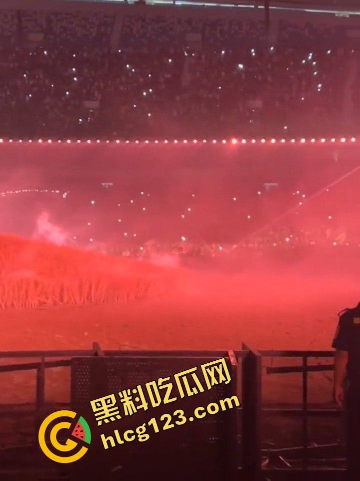 侃爷海口演唱会引爆全场!潮人汇聚齐喊Fuck adidas,Rapper孩子王化身灵长类猴子拥抱侃爷! 第9张 侃爷海口演唱会引爆全场!潮人汇聚齐喊Fuck adidas,Rapper孩子王化身灵长类猴子拥抱侃爷! 第9张