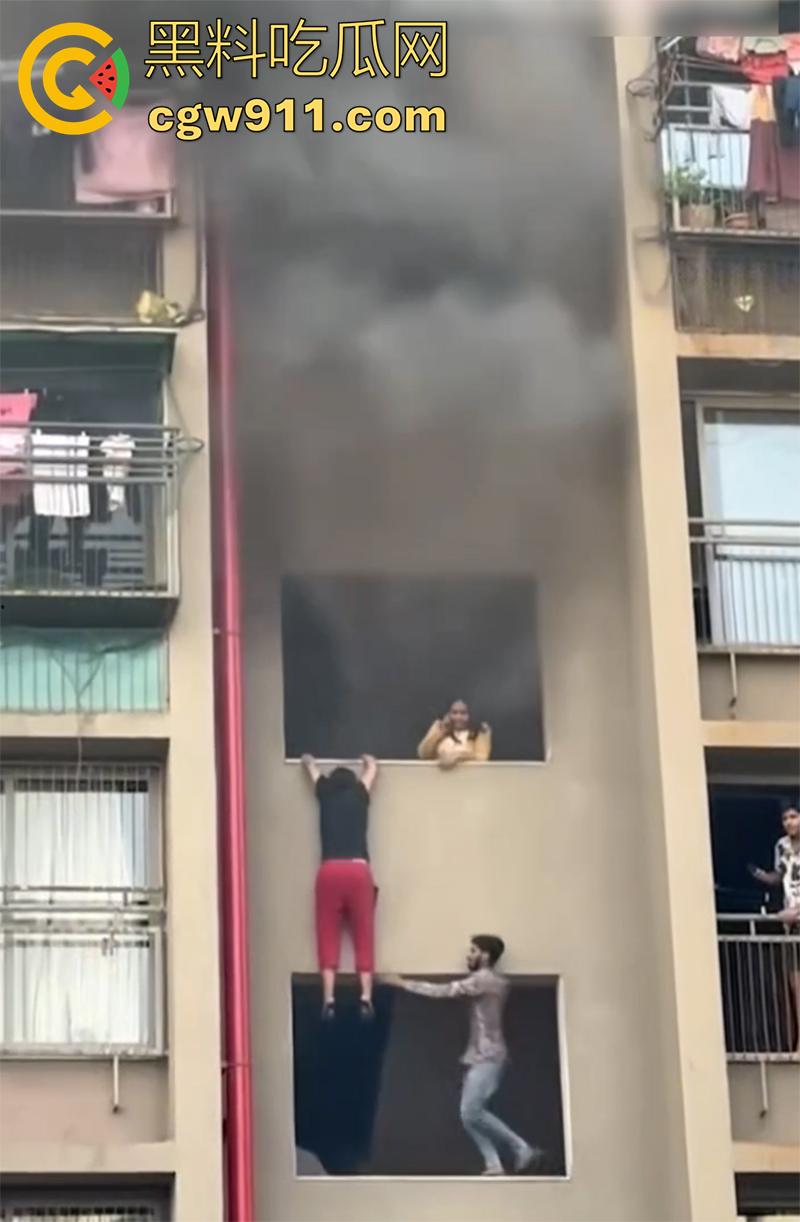 印尼某小区发生火灾，电瓶车爆燃无法下楼，两男子化身超人，在楼下窗口接孩子，实在太惊险了！  第2张