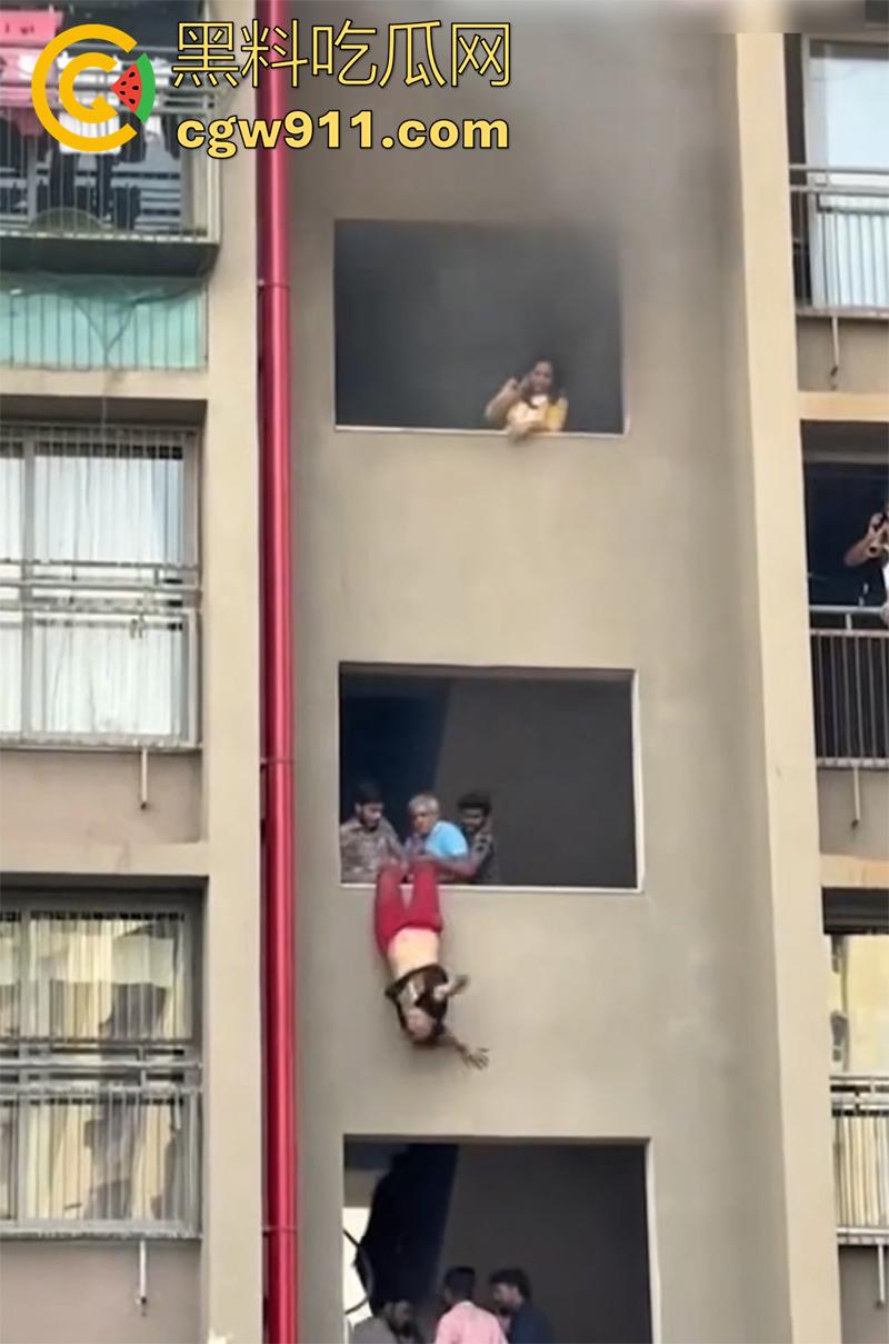 印尼某小区发生火灾，电瓶车爆燃无法下楼，两男子化身超人，在楼下窗口接孩子，实在太惊险了！  第3张