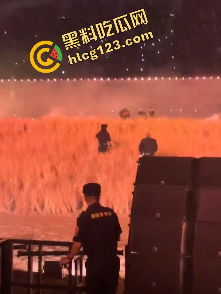 侃爷海口演唱会引爆全场!潮人汇聚齐喊Fuck adidas,Rapper孩子王化身灵长类猴子拥抱侃爷! 第10张 侃爷海口演唱会引爆全场!潮人汇聚齐喊Fuck adidas,Rapper孩子王化身灵长类猴子拥抱侃爷! 第10张