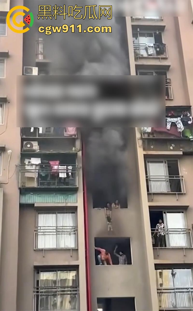 印尼某小区发生火灾，电瓶车爆燃无法下楼，两男子化身超人，在楼下窗口接孩子，实在太惊险了！  第4张