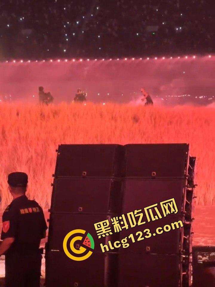 侃爷海口演唱会引爆全场!潮人汇聚齐喊Fuck adidas,Rapper孩子王化身灵长类猴子拥抱侃爷! 第11张 侃爷海口演唱会引爆全场!潮人汇聚齐喊Fuck adidas,Rapper孩子王化身灵长类猴子拥抱侃爷! 第11张