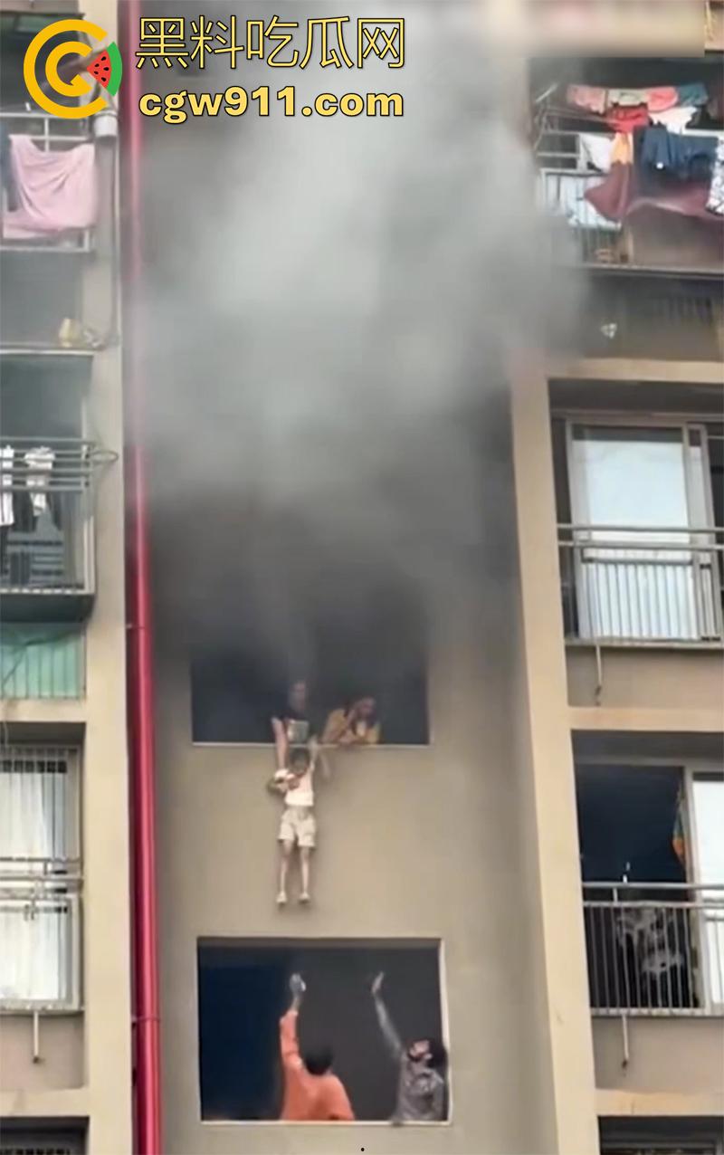 印尼某小区发生火灾，电瓶车爆燃无法下楼，两男子化身超人，在楼下窗口接孩子，实在太惊险了！  第5张