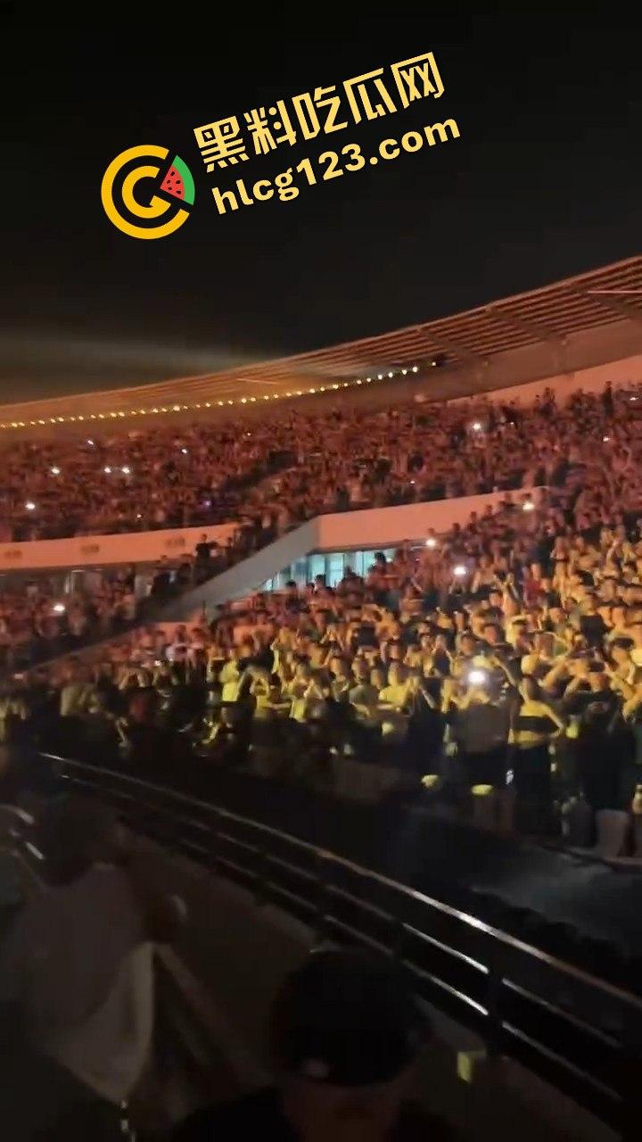 侃爷海口演唱会引爆全场!潮人汇聚齐喊Fuck adidas,Rapper孩子王化身灵长类猴子拥抱侃爷! 第12张 侃爷海口演唱会引爆全场!潮人汇聚齐喊Fuck adidas,Rapper孩子王化身灵长类猴子拥抱侃爷! 第12张