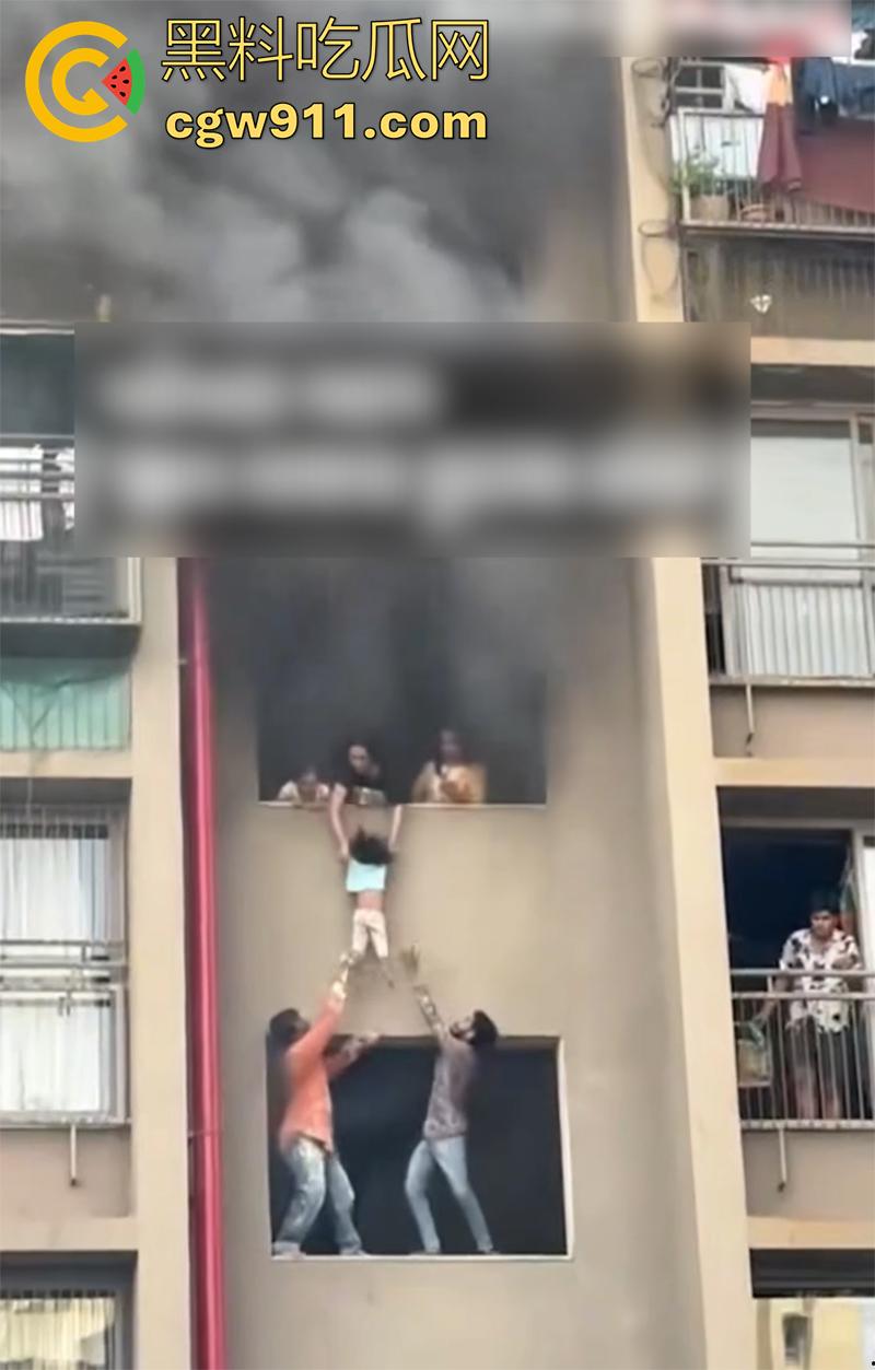 印尼某小区发生火灾，电瓶车爆燃无法下楼，两男子化身超人，在楼下窗口接孩子，实在太惊险了！  第6张