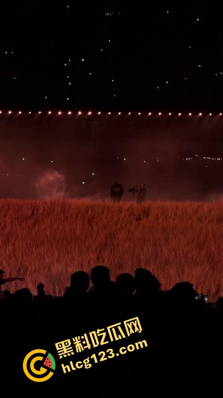 侃爷海口演唱会引爆全场!潮人汇聚齐喊Fuck adidas,Rapper孩子王化身灵长类猴子拥抱侃爷! 第13张 侃爷海口演唱会引爆全场!潮人汇聚齐喊Fuck adidas,Rapper孩子王化身灵长类猴子拥抱侃爷! 第13张