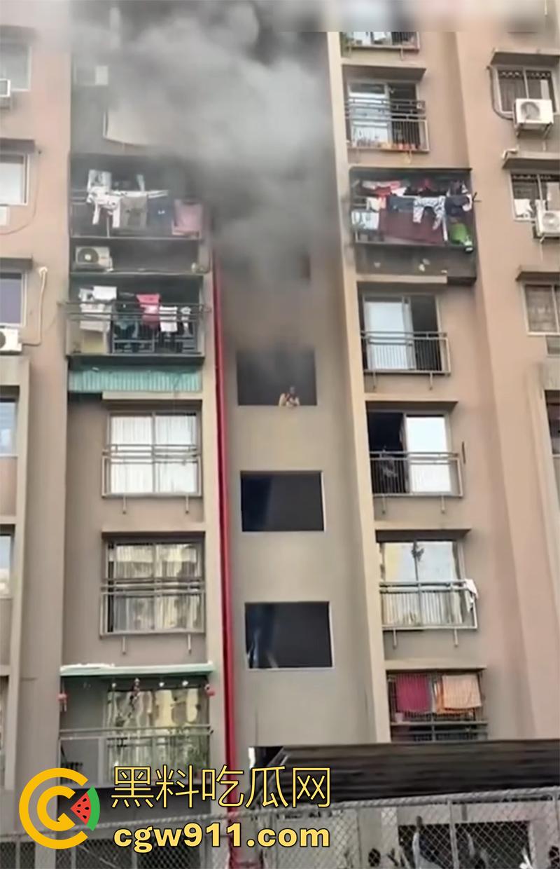 印尼某小区发生火灾，电瓶车爆燃无法下楼，两男子化身超人，在楼下窗口接孩子，实在太惊险了！  第7张