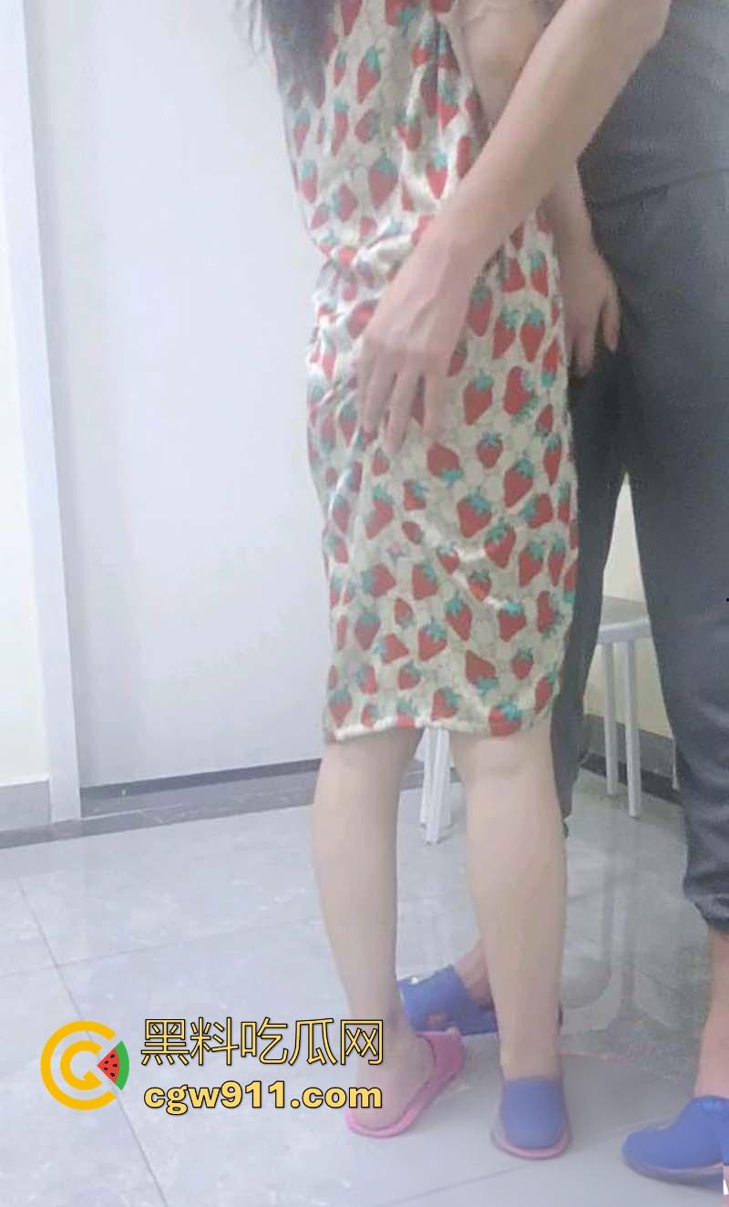 海角乱伦！骚妈过生日收到礼物后主动献身，趴桌撅臀迎合后入暴操，无套内射才是最好的生日礼物！  第6张