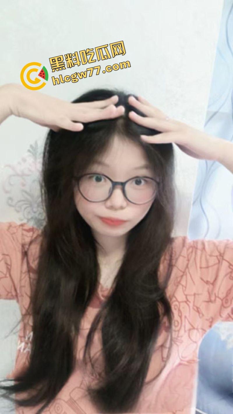 武汉传媒学院学生妹【李若晴】被炮友调教曝光 JK制服后入爆操 口交深喉技术一流！  第1张