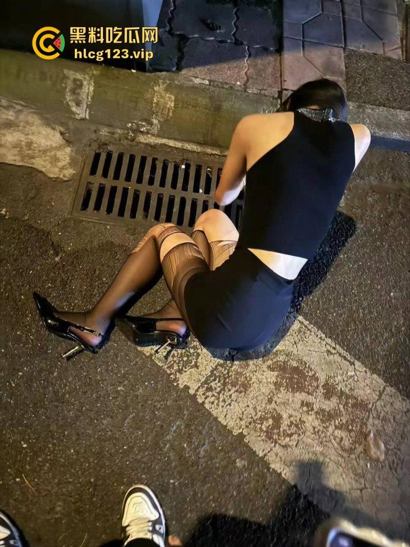 【只怪灯光太催情 让你如此骚不停】 高冷女神夜店秒变淫娃主动送吻赠逼 这还用开房吗？  第1张