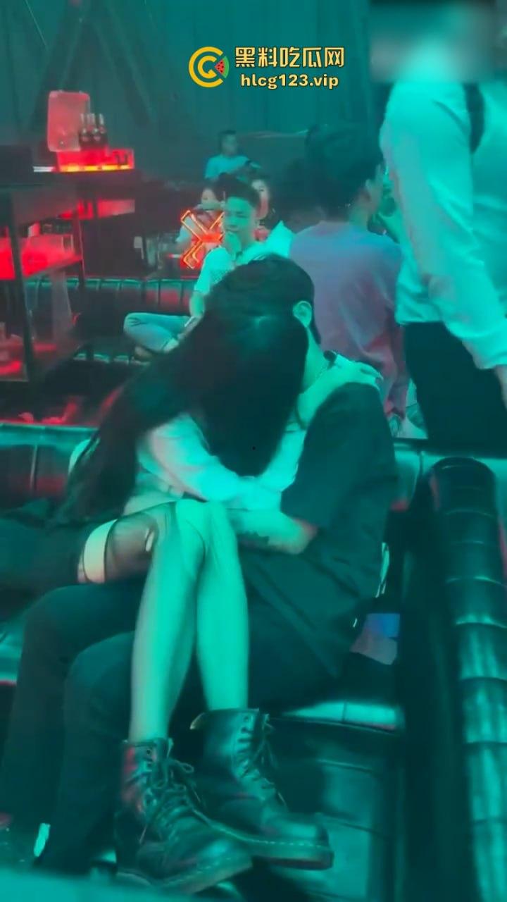 【只怪灯光太催情 让你如此骚不停】 高冷女神夜店秒变淫娃主动送吻赠逼 这还用开房吗？  第2张