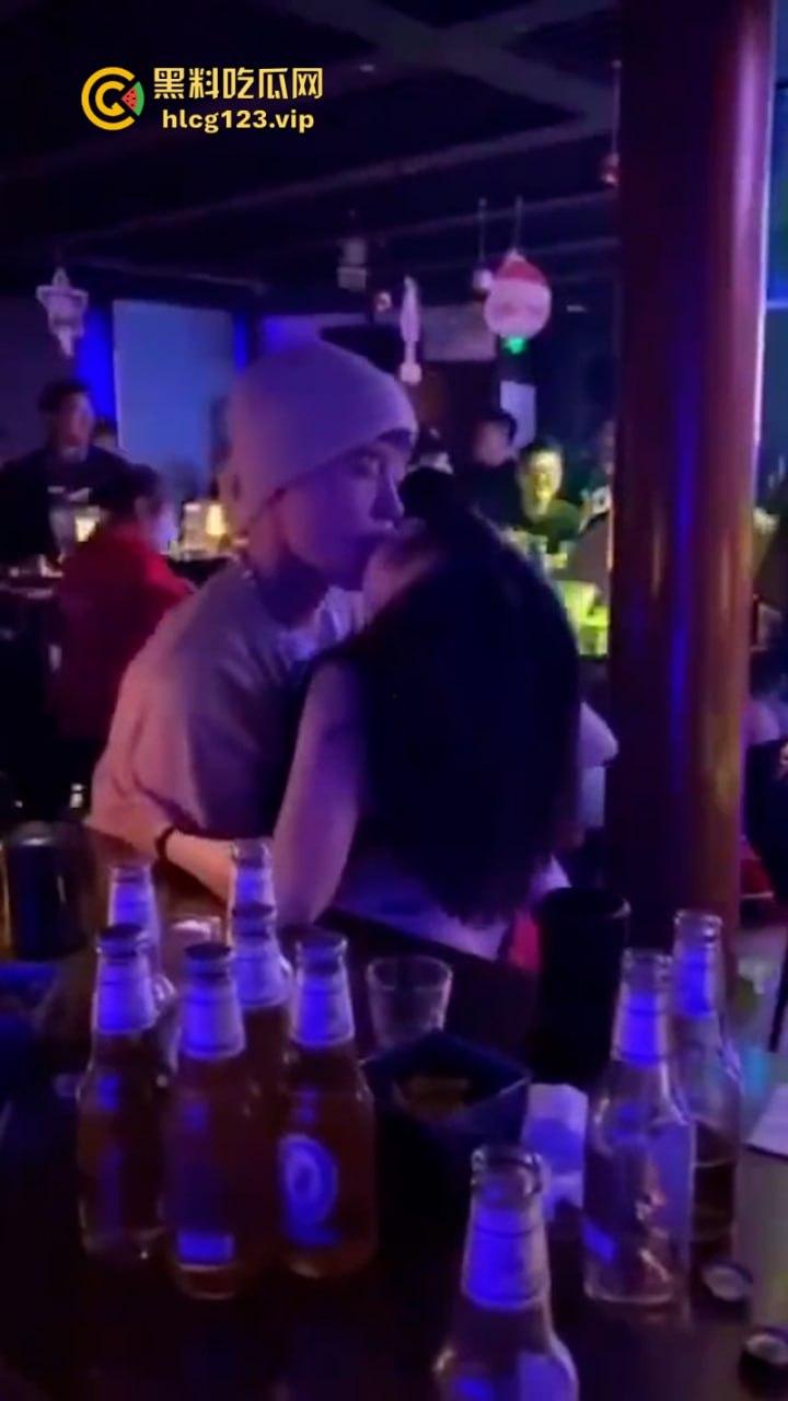 【只怪灯光太催情 让你如此骚不停】 高冷女神夜店秒变淫娃主动送吻赠逼 这还用开房吗？  第4张