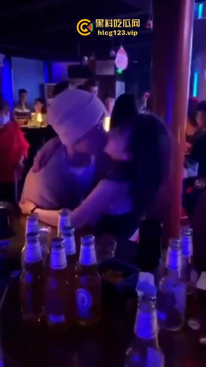 【只怪灯光太催情 让你如此骚不停】 高冷女神夜店秒变淫娃主动送吻赠逼 这还用开房吗？  第5张