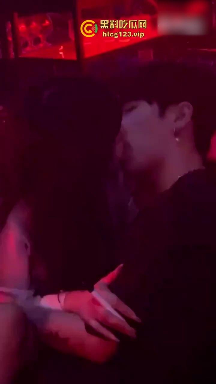 【只怪灯光太催情 让你如此骚不停】 高冷女神夜店秒变淫娃主动送吻赠逼 这还用开房吗？  第7张