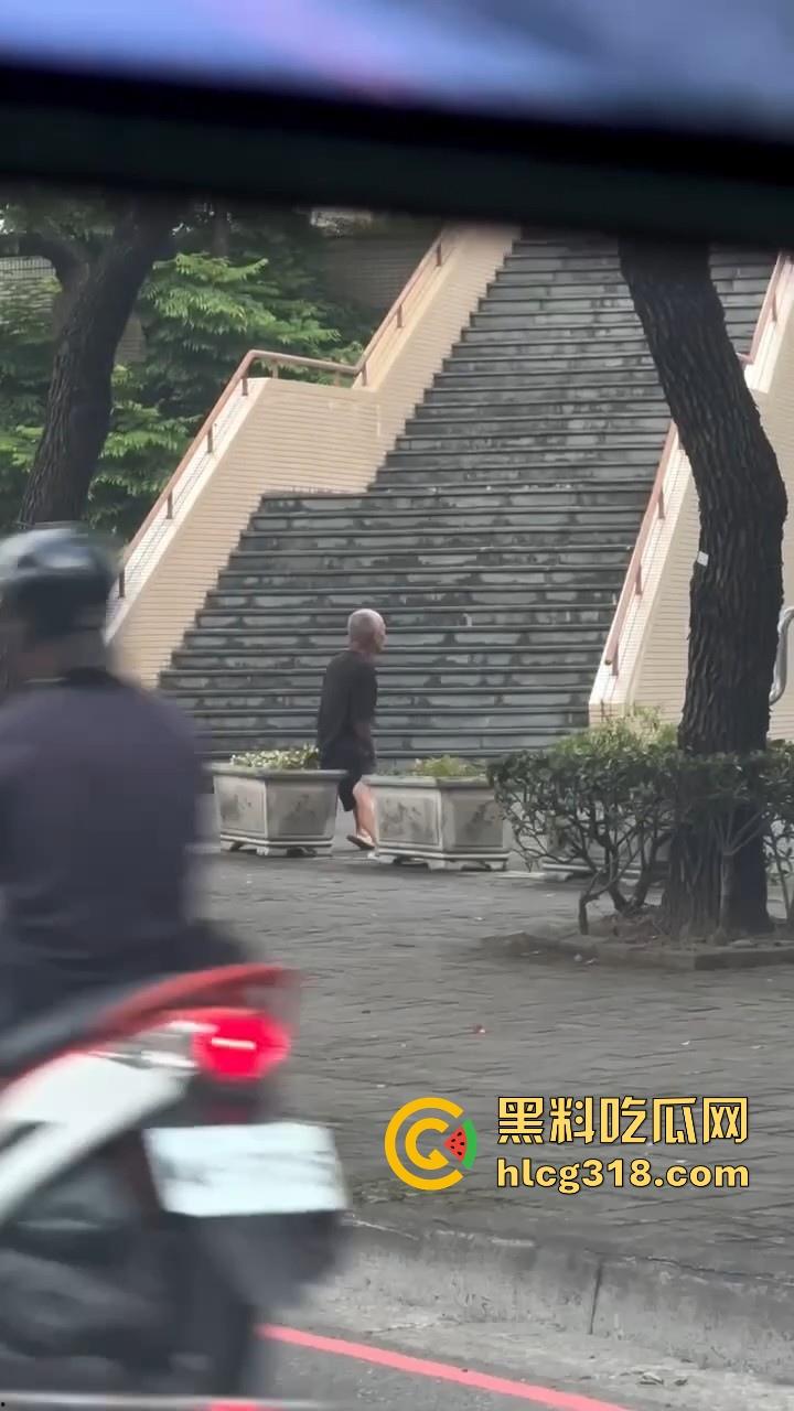 八旬老登公园门口在线打飞机，是不是看到有啥好看的啊姨啊，打得这么起劲，都快撸出火了！  第2张