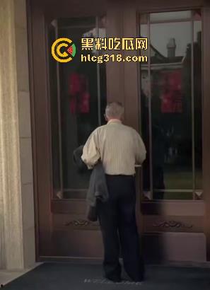 八旬老登公园门口在线打飞机，是不是看到有啥好看的啊姨啊，打得这么起劲，都快撸出火了！  第7张