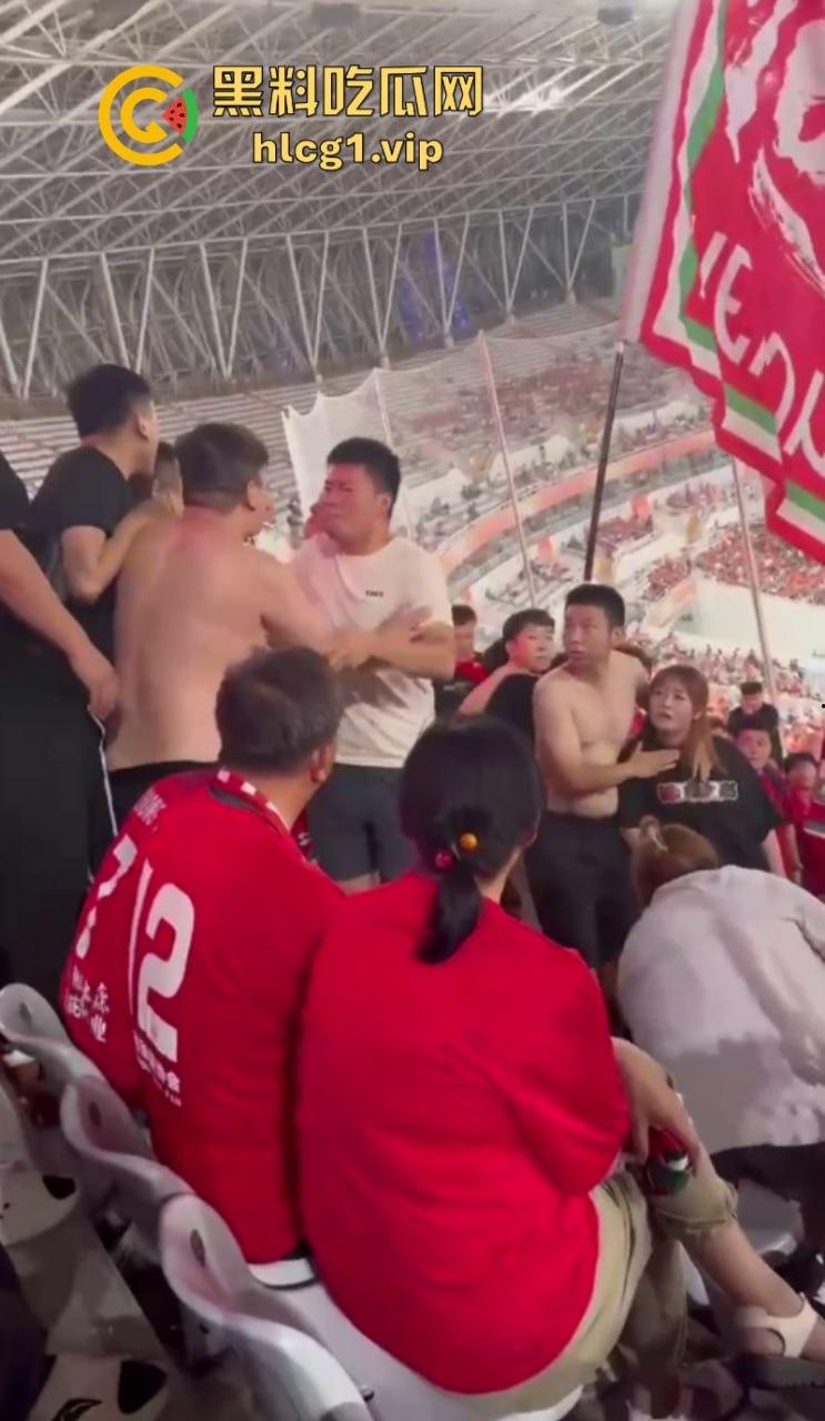 火气有些大！河南球迷在客队看台区大打出手！比看比赛还过瘾  第1张