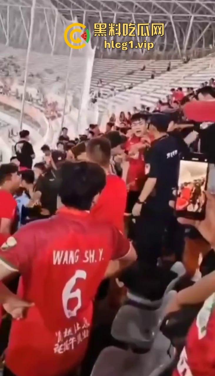 火气有些大！河南球迷在客队看台区大打出手！比看比赛还过瘾  第2张