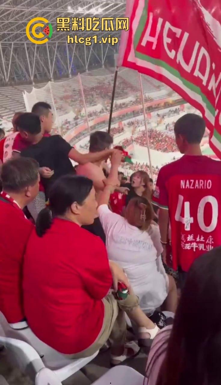 火气有些大！河南球迷在客队看台区大打出手！比看比赛还过瘾  第4张