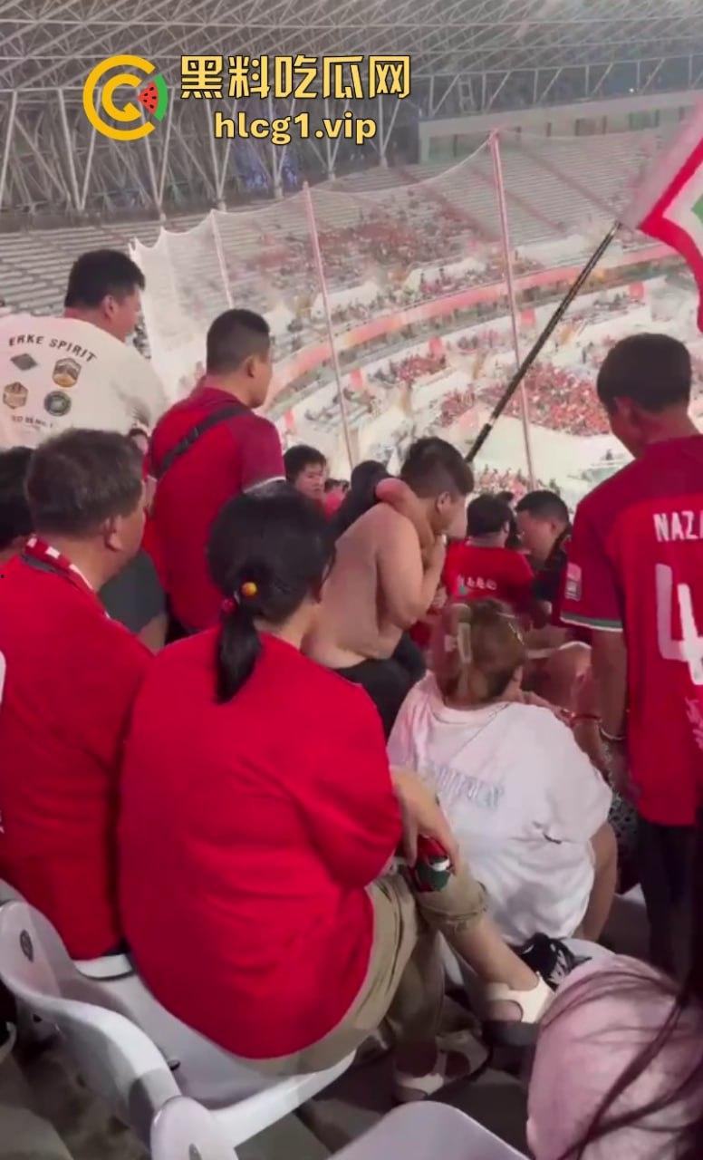 火气有些大！河南球迷在客队看台区大打出手！比看比赛还过瘾  第5张