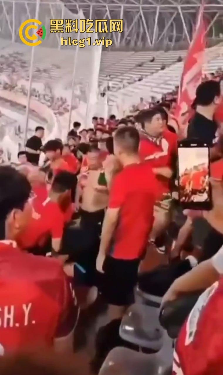 火气有些大！河南球迷在客队看台区大打出手！比看比赛还过瘾  第6张