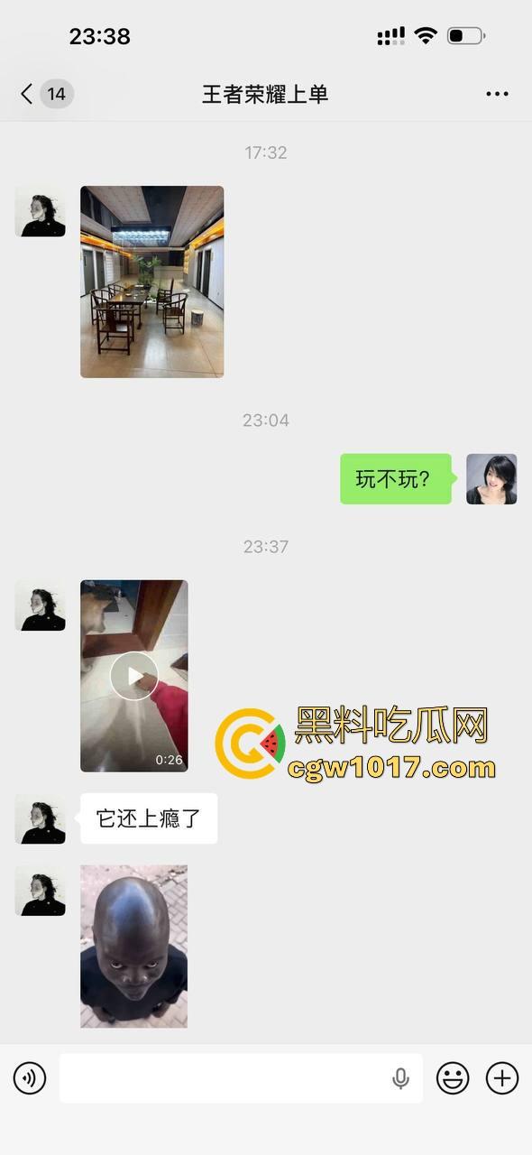 现在的人都这么阴到没边了吗？普通的帮男友打飞机不够刺激，现在流行帮狗打飞机了是吧，每天打几次狗也顶不住！  第1张