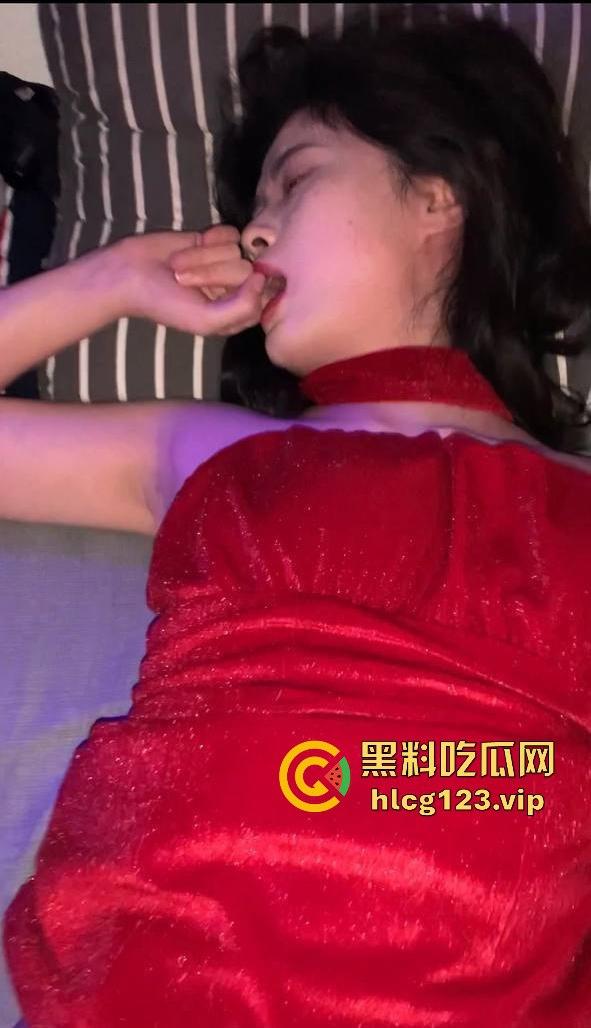 和前凸后翘的下属同事出差，这出差变成了酒店里的激情大战！  第6张