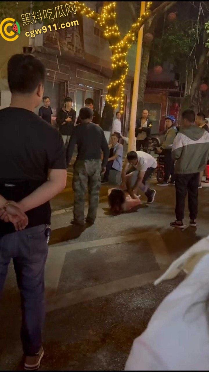 顶级渣女翻车！湖北恩施一女子谈恋爱为由，连买的车都骗去卖了，最后被男子脱光在大街上殴打！  第2张