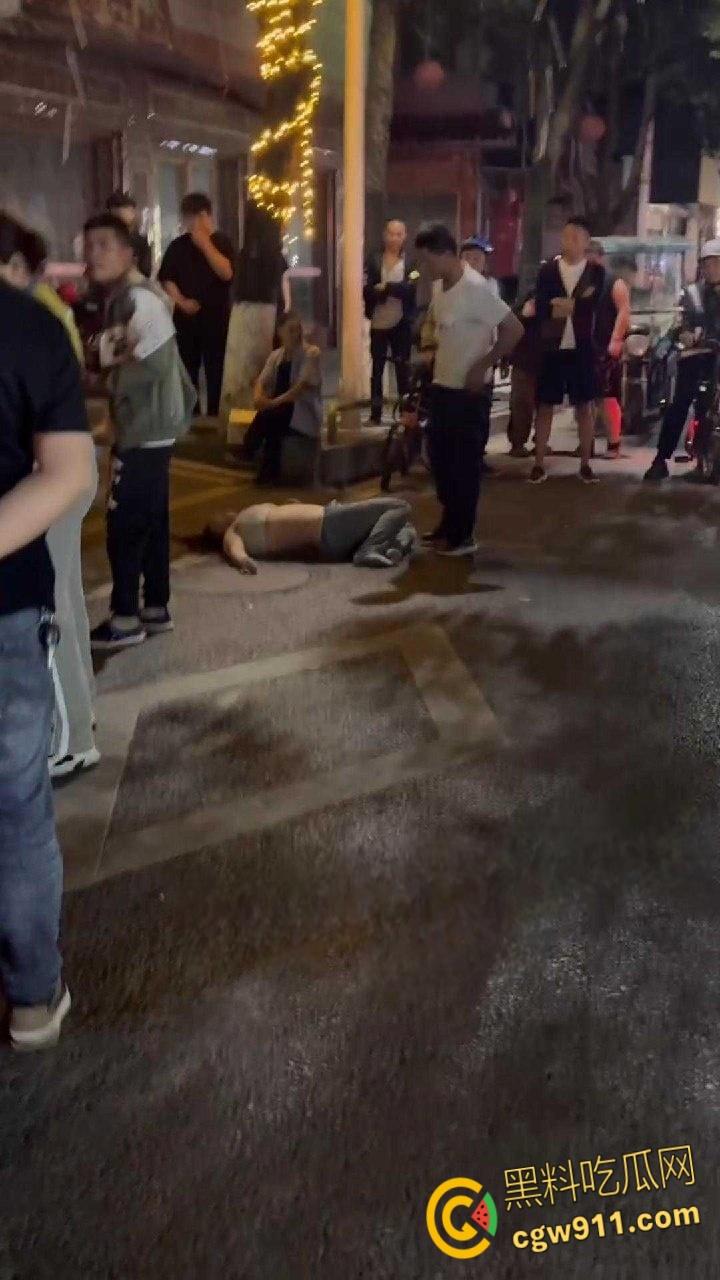 顶级渣女翻车！湖北恩施一女子谈恋爱为由，连买的车都骗去卖了，最后被男子脱光在大街上殴打！  第3张