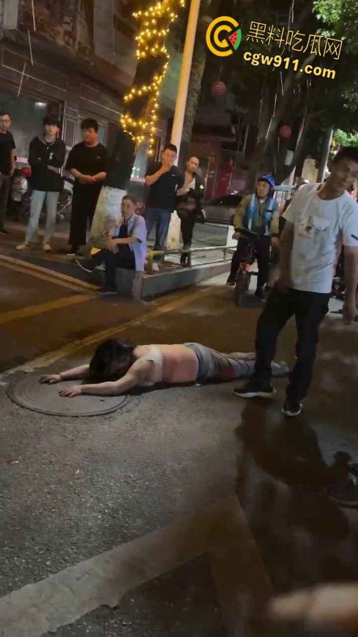 顶级渣女翻车！湖北恩施一女子谈恋爱为由，连买的车都骗去卖了，最后被男子脱光在大街上殴打！  第4张