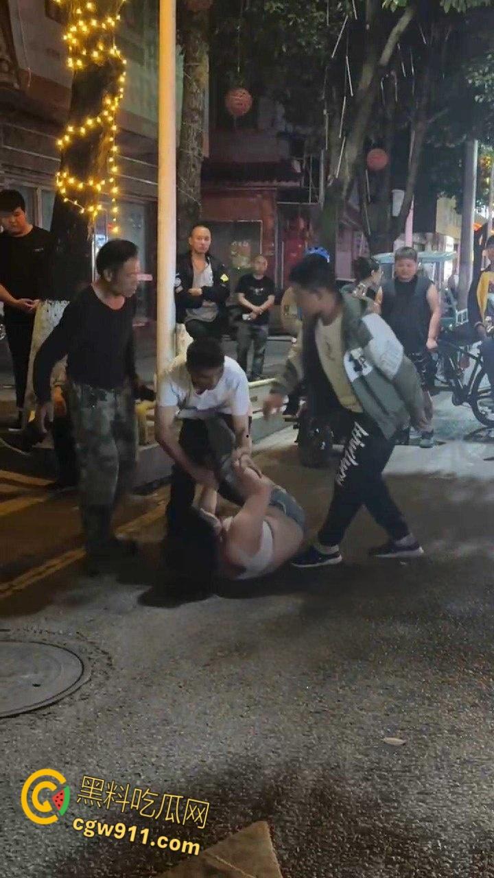 顶级渣女翻车！湖北恩施一女子谈恋爱为由，连买的车都骗去卖了，最后被男子脱光在大街上殴打！  第5张