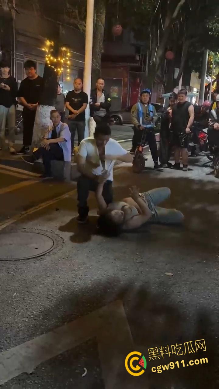 顶级渣女翻车！湖北恩施一女子谈恋爱为由，连买的车都骗去卖了，最后被男子脱光在大街上殴打！  第6张