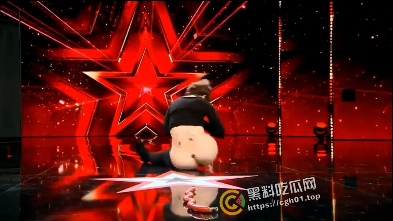 德国真人秀 少妇表演骚穴吸香肠 这么长全都吸进去了  老外太会整活了 第5张