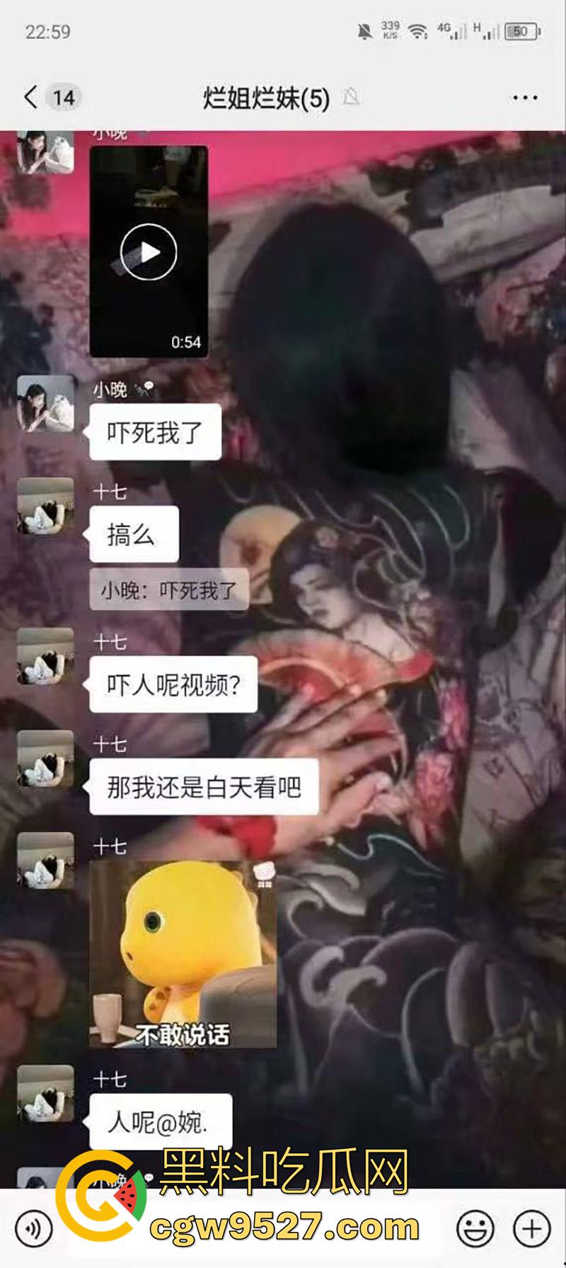 真实鬼上身现场画面，女孩躺在家中行为怪异，据说此前也被上过身，不得不说真吓人啊！  第2张