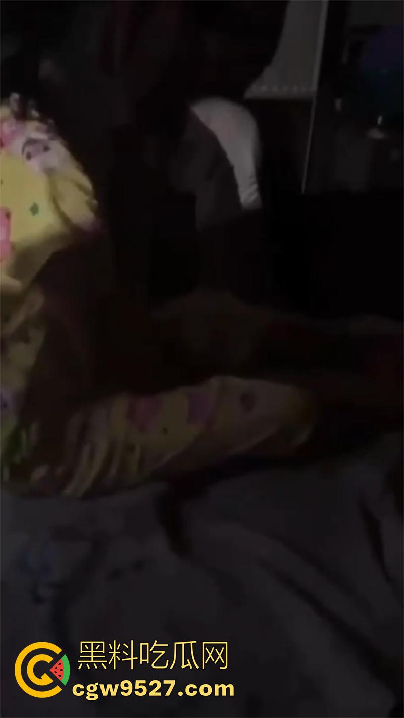 真实鬼上身现场画面，女孩躺在家中行为怪异，据说此前也被上过身，不得不说真吓人啊！  第4张