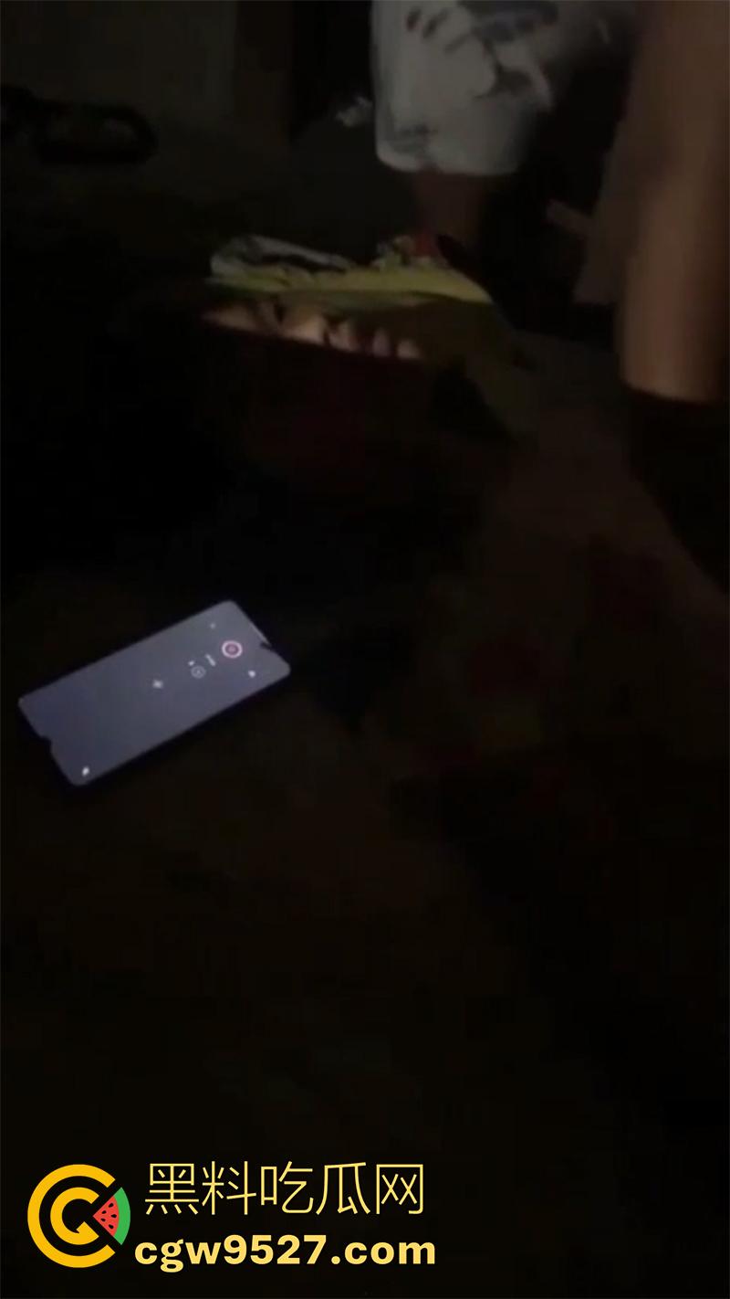 真实鬼上身现场画面，女孩躺在家中行为怪异，据说此前也被上过身，不得不说真吓人啊！  第5张