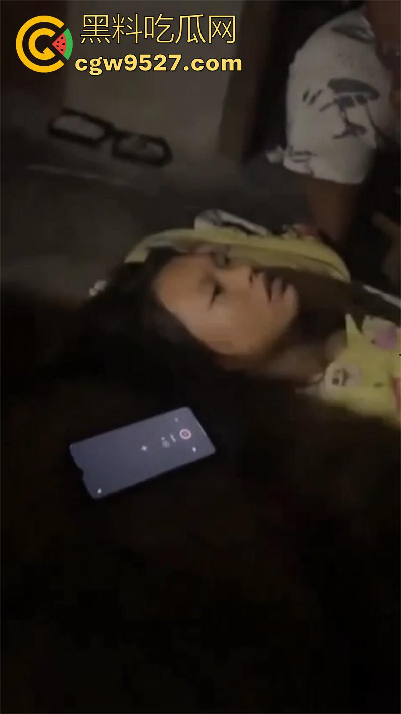 真实鬼上身现场画面，女孩躺在家中行为怪异，据说此前也被上过身，不得不说真吓人啊！  第6张