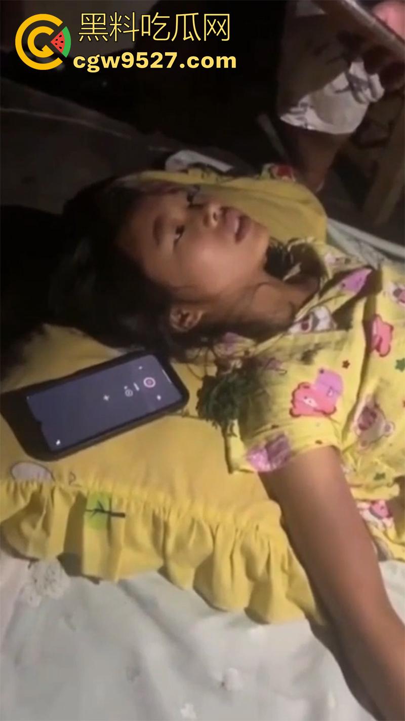 真实鬼上身现场画面，女孩躺在家中行为怪异，据说此前也被上过身，不得不说真吓人啊！  第7张