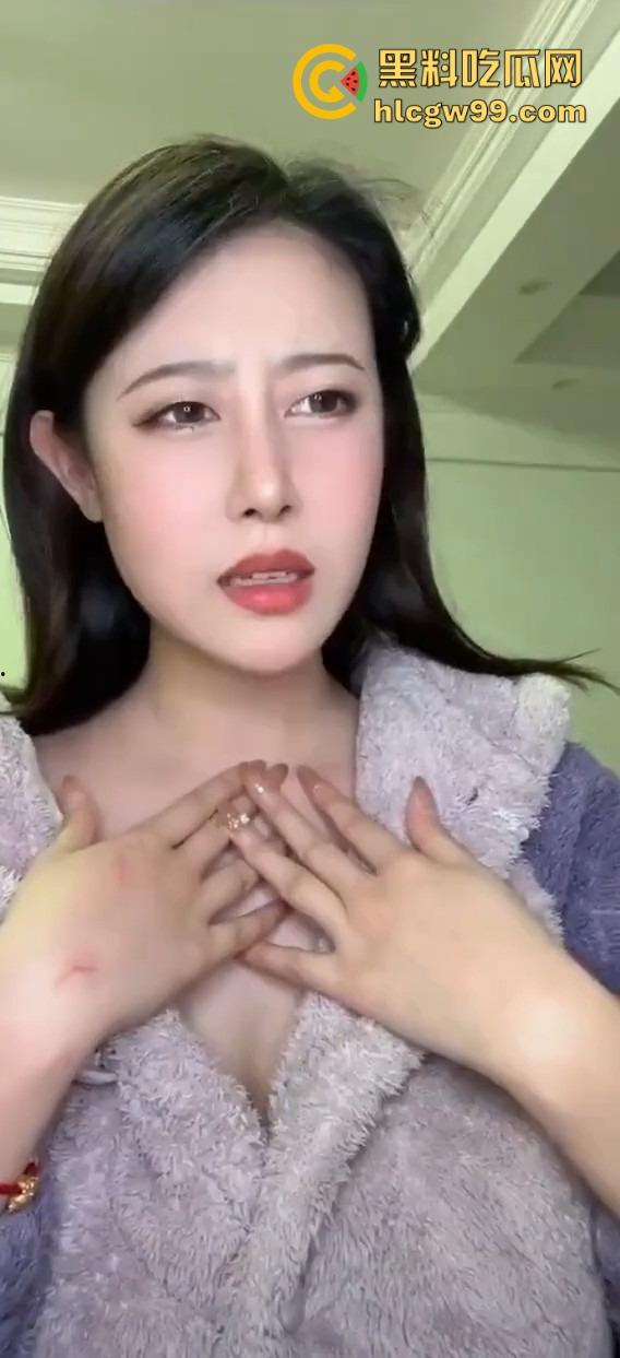 大奶妹子直播新赛道，妹子们D奶E奶全都掏出来晃一晃，奶香四溢弹幕疯了，这玩意儿一只手根本抓不住！  第1张