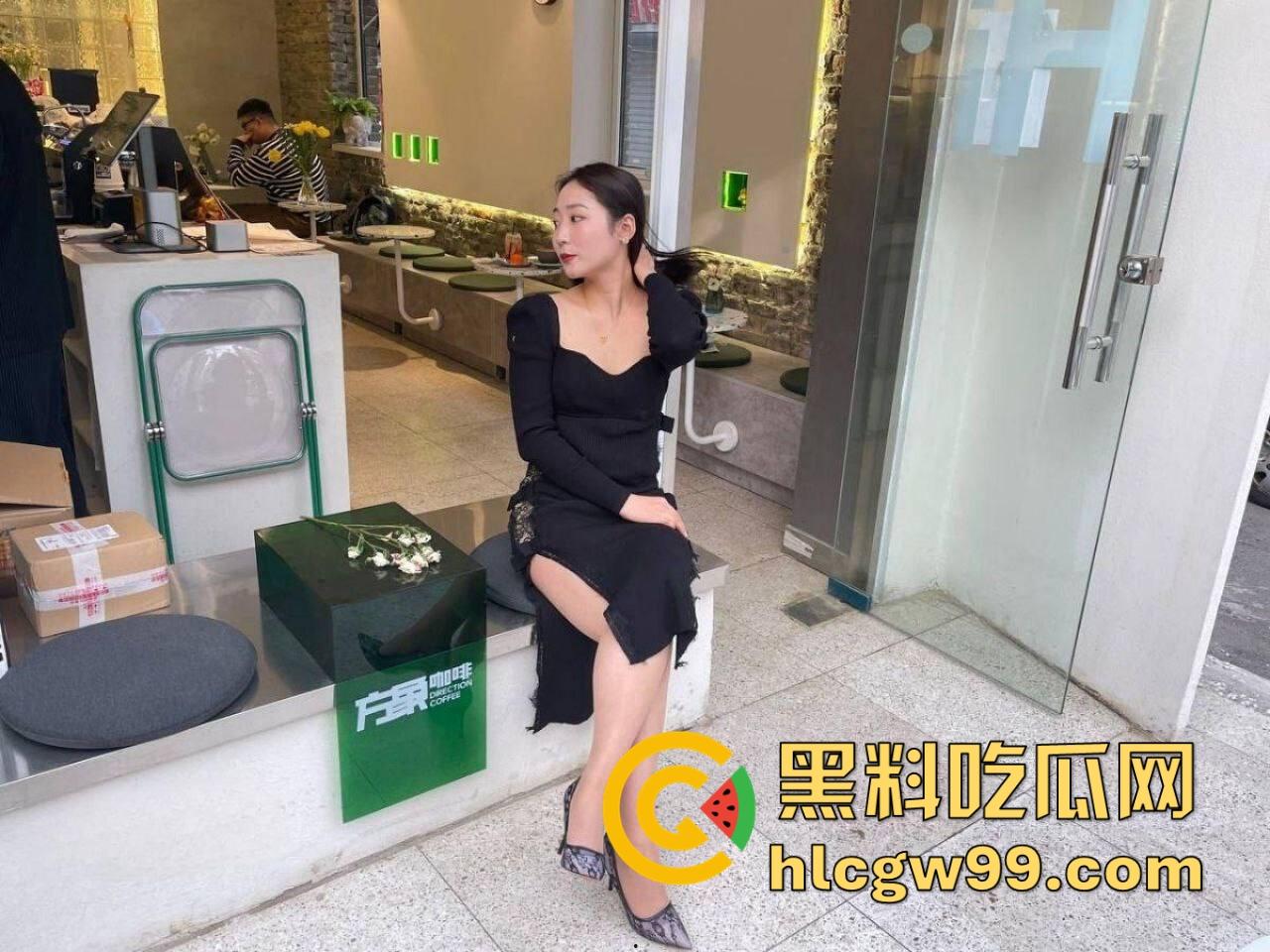 骚到骨子里的极品人妻『苗夏』被老公操到喷水，老公让她跪舔鸡巴，换情趣制服轮流操口爆露出直接让人榨干！  第2张